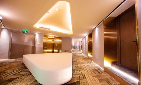 Kunlun Leju Selected Hotel (Zhengzhou East Railway Station Greenland New Metropolis)