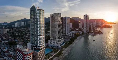 Hompton Hotel by The Beach Отели рядом с достопримечательностью «Blue Whale Cruise Sdn. Bhd. - Penang»