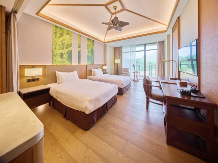 Nanjing Ziqing Lake Hot Spring Resort (Wildlife World)