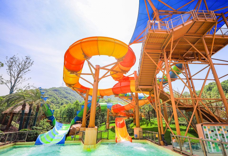 항저우 뉴 센추리 그랜드 호텔의 실내 수영장 시설