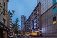 HanTing Premium Hotel (Dalian Renmin Road, Gangwan Square Metro Station) Hotel di Dalian