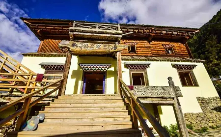 Home Away From Now Guesthouse Отели рядом с достопримечательностью «Yubeng Lower Village»
