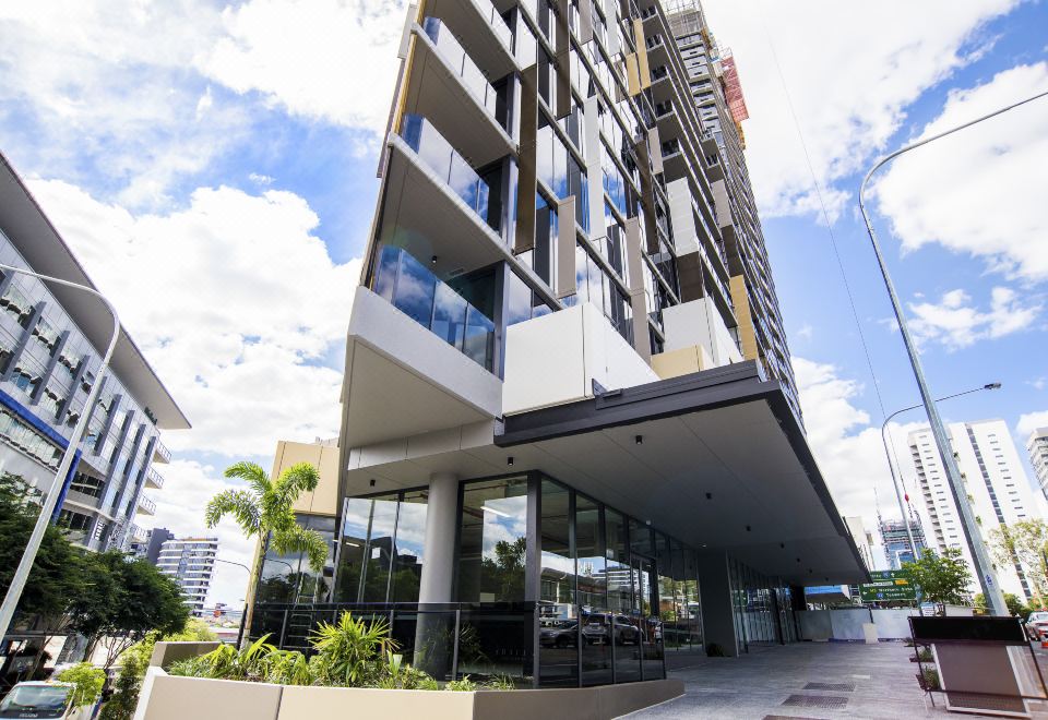 브리스반 원 아파트먼트 사우나와 수영장