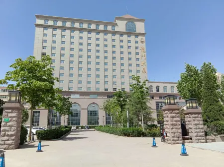 LongMen Plaza Отели рядом с достопримечательностью «Jiulong Temple»