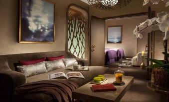 elegant living space, featuring spacious windows, a comfortable couch, and a stylish coffee table at The Parisian Macao