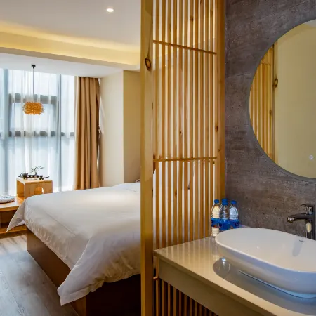 Ease Life Hotel (Neijiang Daqian Park)