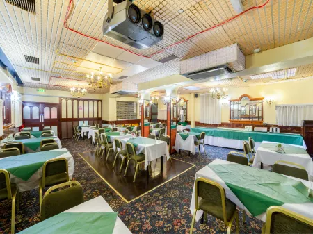 Cardiff Sandringham Hotel Отели рядом с достопримечательностью «Cathays Park»