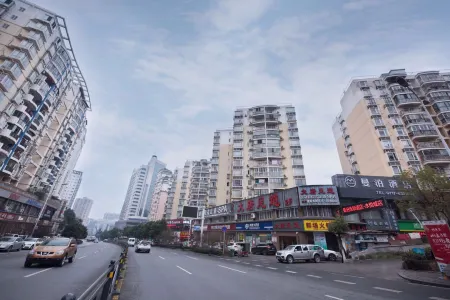 Manbo Meiyi Qingju Hotel (Yichang Shuiyuecheng Branch) Отели рядом с достопримечательностью «University of Three Gorges - Faculty of Science»