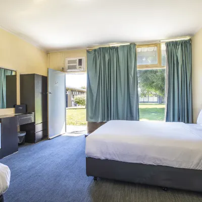 Links Hotel Hotels near Henley Square
