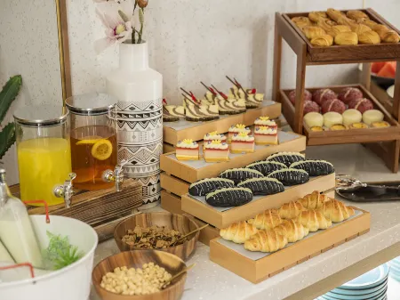 Orange Hotel (Jiashan Shibo) Отели рядом со станцией Jiashan Railway Station