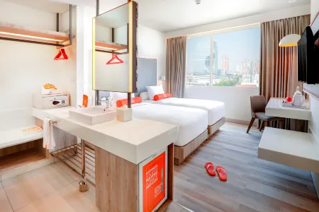 Harris Hotel & Conventions Bundaran Satelit Surabaya Отели рядом с достопримечательностью «Java Aquatic»