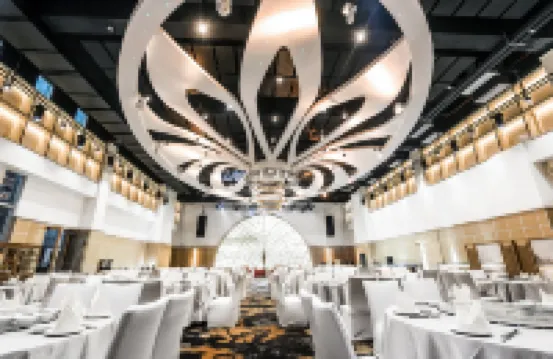 The Thousand Laterns Lake Hotel