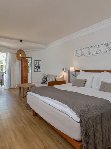 รูปภาพของซันวิง บางเทา บีช