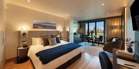 Tower Suites by Blue Orchid Отели рядом с достопримечательностью «Далуич Пикчер Галлери»