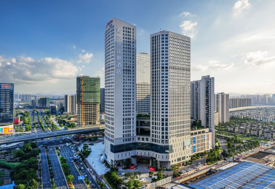 햄튼 바이 힐튼 린핑 고속철도역 항저우의 깔끔하고 현대적인 로비 전경