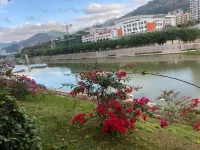 riverside holiday hotel Hotels near Taipingshan Pubu