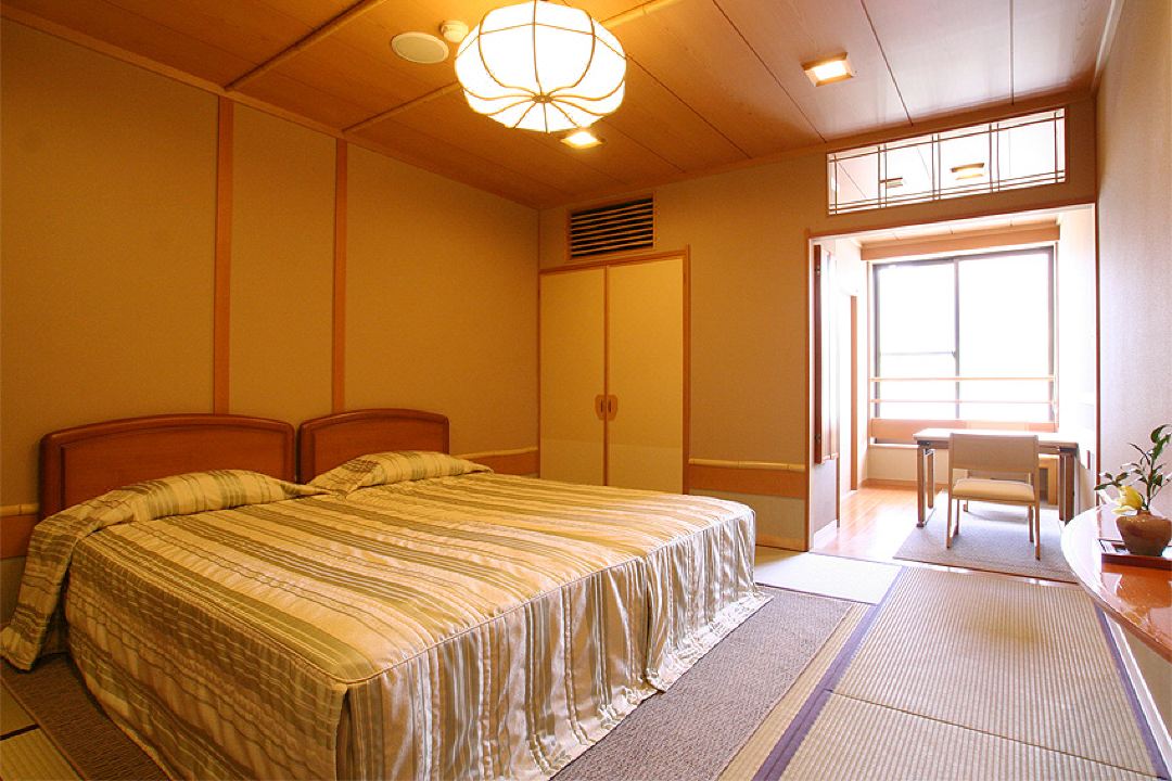 若草之宿丸榮旅館（Wakakusa no Yado Maruei Ryokan）酒店一共有50間客房，有面向河口湖或富士山兩種選擇