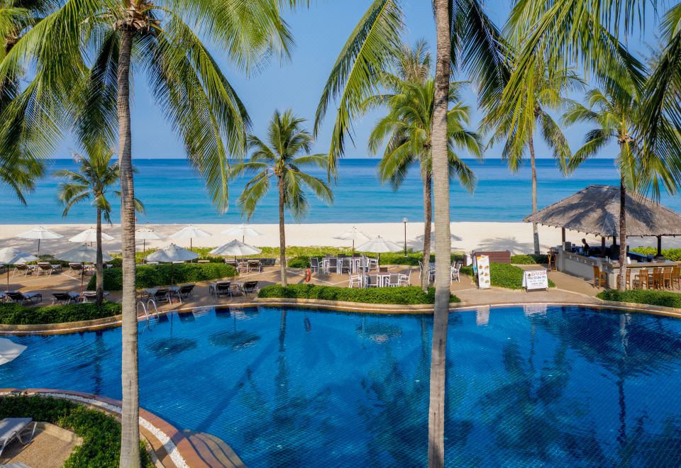 카타타니 푸켓 비치 리조트의 해변에서 다이빙하는 모습