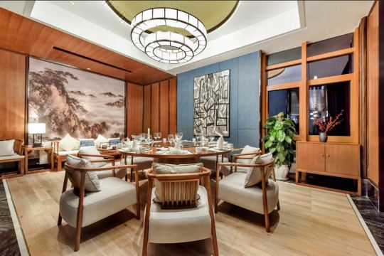 [톈치우 럭셔리 호텔의 넓은 내부 공간]