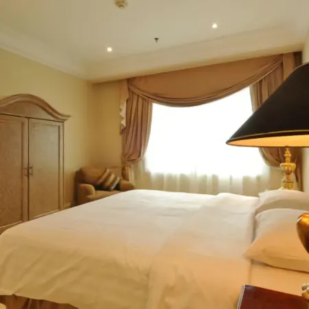Batavia Hotel & Serviced Apartments Отели рядом с достопримечательностью «Плаза Сенаян»
