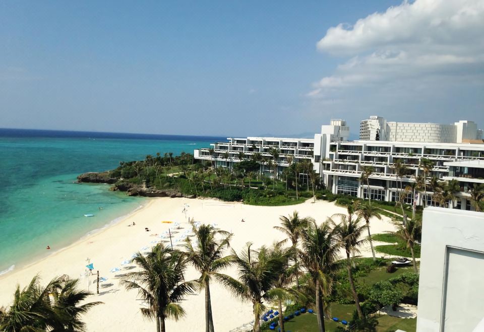 2. 호텔 문 비치..