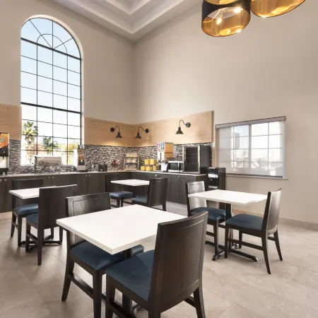 Days Inn & Suites by Wyndham Houston Hobby Airport