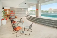 Harris Hotel & Conventions Bundaran Satelit Surabaya