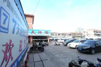 7Days Inn Chain Hotel (Xiangshui Jinhai Road Wuzhou Hotel) - parking