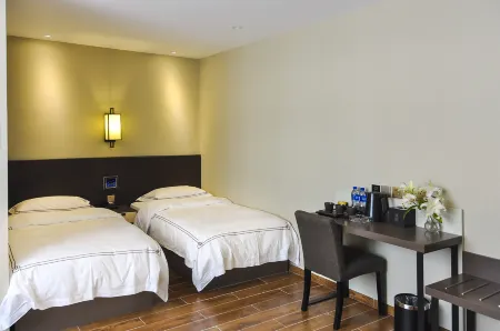 Home Inn Tongbai Yun Hotel (Chengde Summer Resort Shop) Отели рядом с достопримечательностью «Tianxiadiyi Chenghuangmiao Sceneic Area»