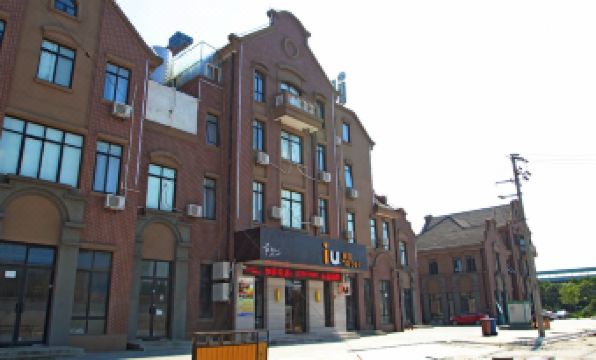 IU Hotel (Shanghai Songjiang Chedun Film Park) - Housity