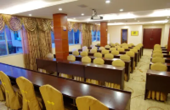 Dongbao Wenquan Grand Hotel (Ruili Caifu Plaza)