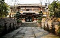 Songtang Courtyard Отели рядом с достопримечательностью «Камень Большой Фиги»
