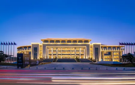 Howard Johnson Qunsheng Plaza Guizhou Отели рядом с достопримечательностью «Tomb of General Dai Anlan»