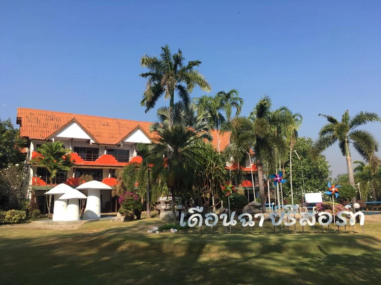รูปภาพของเดือนฉายรีสอร์ท
