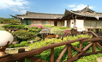 Hanok Village Red Clay Pension Yangpyeong