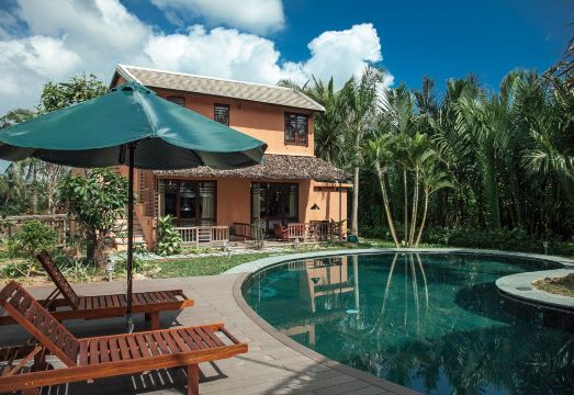 안 빌라의 아늑한 야외 수영장과 정원 전경