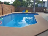 Royal Palms Motor Inn - Beach