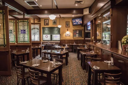 Mick O'Sheas Отели в г. Clarendon