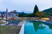 Stream Banks Private Hostel - مسبح خاص