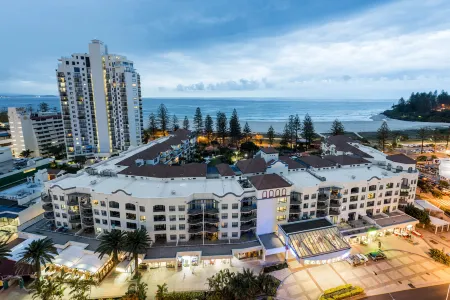 Oaks Gold Coast Calypso Plaza Suites Отели рядом с достопримечательностью «Пойнт Дангер»
