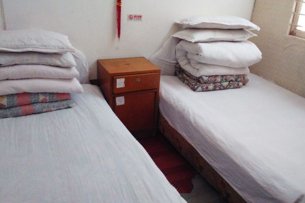 虽说是个家庭式小旅馆,但卫生做的不怎么干净,床单被子有点破旧,毛巾