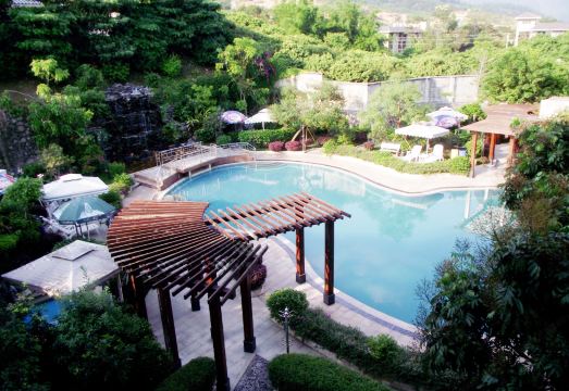 가오탄 핫 스프링 호텔 객실 내 온천 욕조