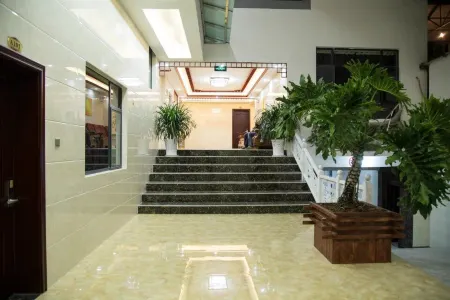 Fengqing Xinliyuan Business Hotel Отели рядом с достопримечательностью «Fengqing Dianhong First Village Scenic Area»