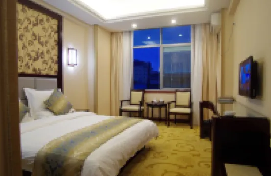 Dongbao Wenquan Grand Hotel (Ruili Caifu Plaza)