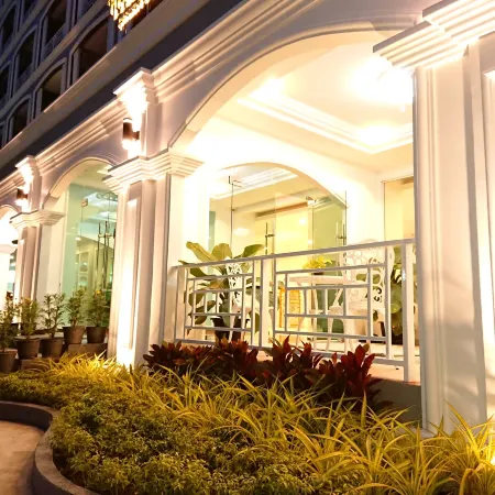 The Royal P Phuket Отели рядом с достопримечательностью «Школа Dowroongwittaya»