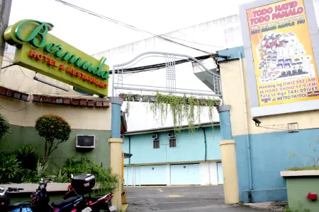 Bermuda Hotel and Restaurant Отели в г. Мандальюионг