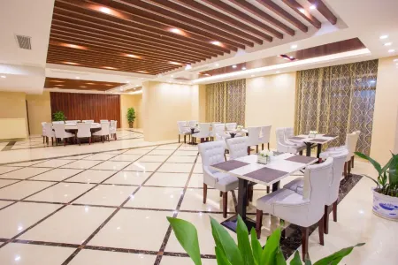 Dongguan Hotel (Tongling Wanda Plaza Railway Station) Отели рядом с достопримечательностью «Tongling Liqiao River Town Resort»