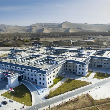 Dunhuang HuaXia International Hotel (Mingsha Mountain Crescent Spring Scenic Area Branch)