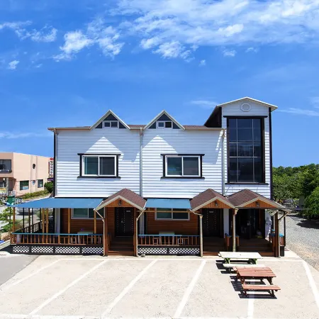 Sokcho Dderak Pension Отели рядом с достопримечательностью «Порт Daepohang»