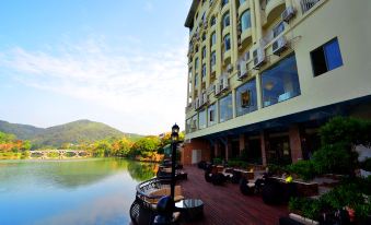 Yihua Riverview Hot Spring Holiday Hotel